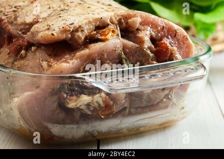 Porc cru mariné farci aux tomates séchées et d'autres produits de viande prêts à rôtir Banque D'Images