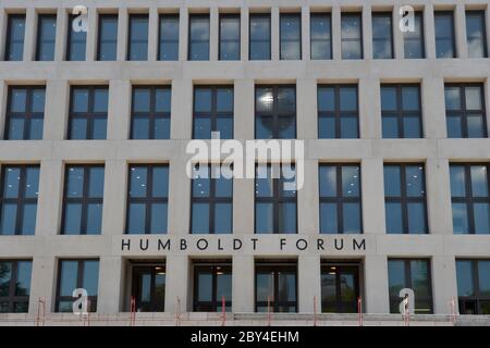 Berlin, Allemagne. 27 mai 2020. La tour de télévision de Berlin se reflète dans les fenêtres du Forum Humboldt. Credit: Sven Braun/dpa-Zentralbild/ZB/dpa/Alay Live News Banque D'Images
