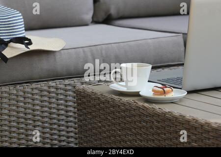 Salon avec meubles extérieurs avec chaises, canapé et table dans un patio. Il est également très bien situé pour se détendre sur le balcon Banque D'Images