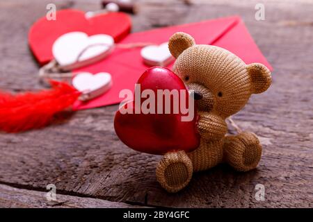 Courrier enveloppe Saint-Valentin, cœur rouge. Carte de Saint-Valentin, concept d'amour de mariage dans des enveloppes de lettres colorées. Sceau d'or avec coeur Valentin en Banque D'Images