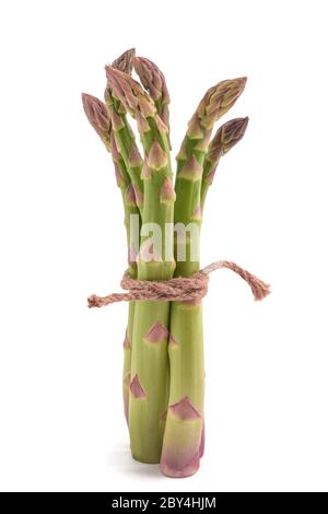 Bouquet d'asperges fraîches isolées sur fond blanc Banque D'Images