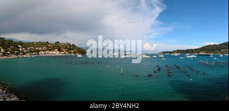 Vue panoramique sur la ville italienne au coucher du soleil avec des bateaux amarrés dans le port. Portovenere. Mer Ligurienne. Italie. Banque D'Images