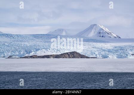 D'anciennes pistes de motoneige sur la fonte des glaces de mer, devant le glacier Nordenskiöld, sur le Spitsbergen Banque D'Images