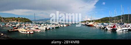 Vue panoramique sur la ville italienne au coucher du soleil avec des bateaux amarrés dans le port. Portovenere. Mer Ligurienne. Italie. Banque D'Images