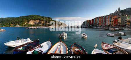 Vue panoramique sur la ville italienne au coucher du soleil avec des bateaux amarrés dans le port. Portovenere. Mer Ligurienne. Italie. Banque D'Images