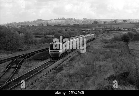 Un train InterCity 125 approchant la gare de Honeybourne avec un Paddington de Londres à Great Malvern service, Worcestershire, Angleterre, Royaume-Uni. 29 octobre 1986. Banque D'Images