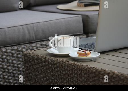 Salon avec meubles extérieurs avec chaises, canapé et table dans un patio. Il est également très bien situé pour se détendre sur le balcon Banque D'Images