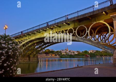 Pont de Triana la nuit, Séville, Espagne Banque D'Images