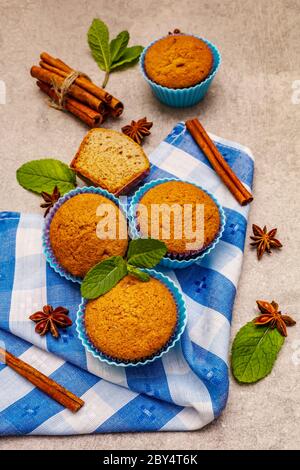 Petits gâteaux faits maison à la cannelle, anis étoilé et menthe fraîche. Concept de boulangerie, ensemble d'ingrédients pour la cuisine. Fond en béton de pierre, gros plan Banque D'Images