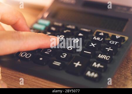 Homme d'affaires méconnu utilisant une calculatrice. Gros plan Banque D'Images