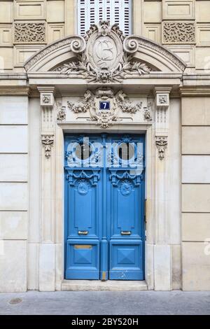 Une porte parisienne bleue ornée sur la rue de Médicis à Paris, France Banque D'Images