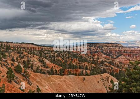 Des nuages de tempête sombre se déplacent au-dessus de Bryce Canyon assombrissant le paysage. Banque D'Images