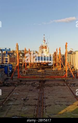 Un petit navire sec sur la cale de Mackay Boatbuilders dans le port d'Arbroath est en cours de travail pendant les mois d'hiver.