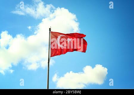 Brandir le drapeau turc dans le ciel Banque D'Images