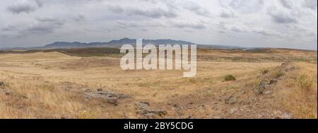 Vue générale de la Sierra Grande depuis la colline de Hornachuelos, oppidum romain-républicain pendant le 2ème siècle avant notre ère. Site archéologique, Ribera del Fresno, Espagne Banque D'Images