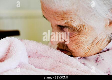 Une femme âgée seule dormant, Old People Care Home patient pendant la COVID19 la pandémie britannique au Royaume-Uni, été 2020 Banque D'Images