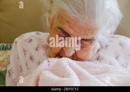 Une femme âgée seule dormant, Old People Care Home patient pendant la COVID19 la pandémie britannique au Royaume-Uni, été 2020 Banque D'Images