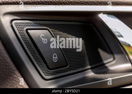 Intérieur cuir voiture Détails de poignée de porte avec les contrôles et réglages de windows. Les contrôles de fenêtre de voiture Banque D'Images