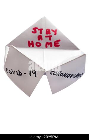 Origami fortune Teller, papier fortune teller, pour le coronavirus Covid-19 - rester à la maison Banque D'Images