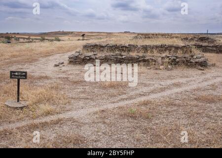 Hornachuelos oppidum signe poste pointant à la mule rectangulaire d'enterrement de la nécropole. Site archéologique, Extremadura, Espagne Banque D'Images