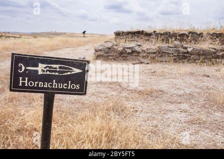 Hornachuelos oppidum signe poste pointant à la mule rectangulaire d'enterrement de la nécropole. Site archéologique Banque D'Images