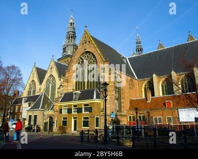 Vue sur Oude Kerk - la vieille église, Amsterdam, pays-Bas Banque D'Images