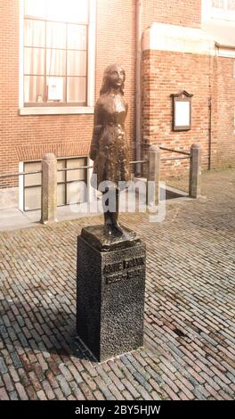 AMSTERDAM, PAYS-BAS - VERS AVRIL 2009 : Monument Anne Frank. Statue commémorative de la jeune fille juive - victime de l'holocauste - à la maison d'Anne Frank. Banque D'Images