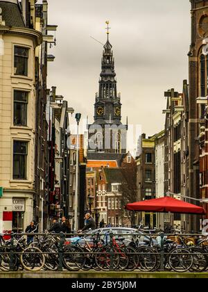 Beaucoup de vélos garés dans la rue d'Amsterdam. Tour de l'église en arrière-plan, pays-Bas. Banque D'Images
