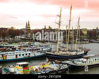 De nombreux yachts et bateaux dans le port d'Amsterdam, pays-Bas Banque D'Images