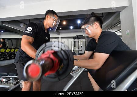 Bangkok, Thaïlande. 9 juin 2020. Des personnes portant des écrans de visage s'exercent dans une salle de gym rouverte à Bangkok, Thaïlande, le 9 juin 2020. Crédit : Rachen Sageamsak/Xinhua/Alay Live News Banque D'Images