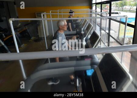 Bangkok, Thaïlande. 9 juin 2020. Les gens s'exercent avec des couches protectrices dans une salle de sport rouverte à Bangkok, Thaïlande, 9 juin 2020. Crédit : Rachen Sageamsak/Xinhua/Alay Live News Banque D'Images