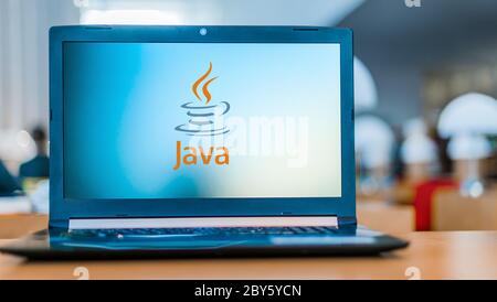 POZNAN, POL - 22 FÉVRIER 2020 : ordinateur portable affichant le logo de Java, un langage de programmation général développé par Sun Microsystems Banque D'Images