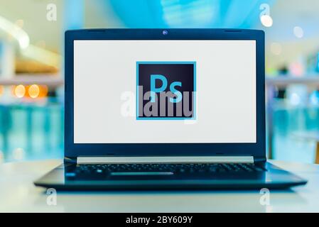 POZNAN, POL - 22 FÉVR. 2020: Ordinateur portable affichant le logo d'Adobe Photoshop, un éditeur de graphiques raster développé et publié par Adobe Inc Banque D'Images