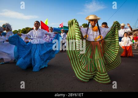 Des filles panaméennes sur l'événement annuel "El desfile de las mil polleras" à Las Tablas, province de Los Santos, République du Panama. Banque D'Images