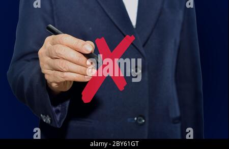 Vérification croisée homme d'affaires. Banque D'Images