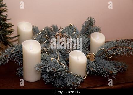 Couronne ou couronne de l'AVENT naturelle avec bougie blanche sur table en bois. Banque D'Images