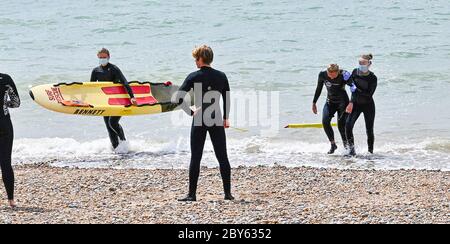 Brighton Royaume-Uni 9 juin 2020 - les sauveteurs de Brighton s'entraîner sur la plage aujourd'hui lors d'une journée ensoleillée pendant la crise pandémique du coronavirus COVID-19 . Crédit : Simon Dack / Alamy Live News Banque D'Images