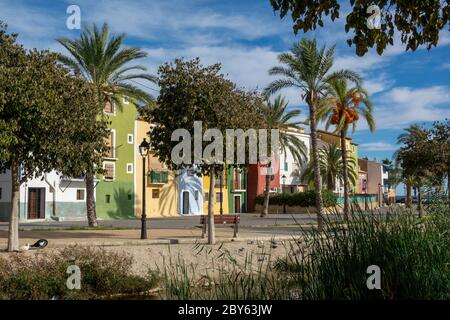 Maisons colorées en bord de mer de Villajoyosa en Espagne. Banque D'Images