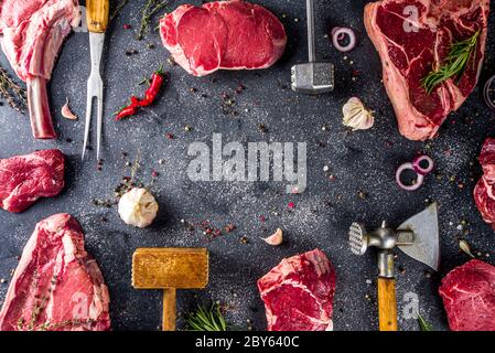 Ensemble de viandes de boucherie, différents steaks de bœuf avec ustensiles de cuisine et de cuisson - fourchette à viande et nettoyant pour bouchers et couteau à herbes. Banque D'Images