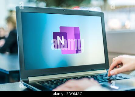 POZNAN, POL - APR 24, 2020 : ordinateur portable affichant le logo du programme Microsoft OneNote, qui fait partie de la famille de logiciels et services Office développés par Banque D'Images