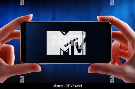 POZNAN, POL - 21 MAI 2020 : smartphone avec main affichant le logo de MTV, une chaîne américaine de télévision payante, basée à New York Banque D'Images
