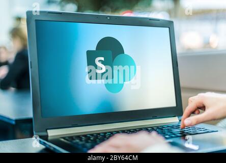 POZNAN, POL - APR 24, 2020 : ordinateur portable affichant le logo de SharePoint est une plate-forme collaborative basée sur le Web, faisant partie du logiciel de la famille Office an Banque D'Images