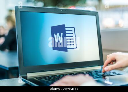 POZNAN, POL - APR 24, 2020: Ordinateur portable affichant le logo de Microsoft Word, un traitement de texte développé par Microsoft Banque D'Images