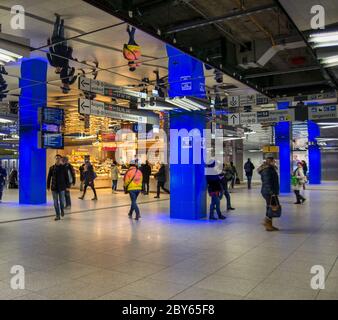 Munich, Allemagne-février 19,2018 : les passagers se dirigeant vers leurs trains à la station de métro Muengener Freiheit Banque D'Images