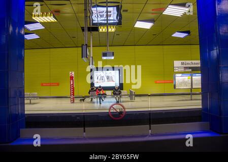 Munich, Allemagne-février 19,2018 : les passagers attendent leurs trains à la station de métro Muengener Freiheit Banque D'Images