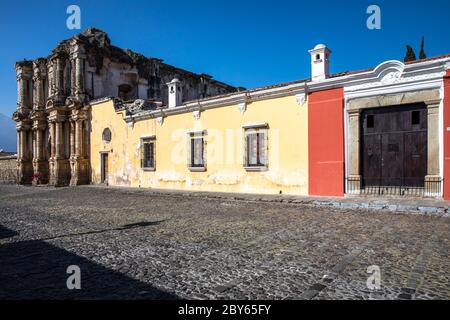 Antigua, Guatemala, 28 février 2020 : bâtiments colorés de l'Antigua coloniale au Guatemala Banque D'Images