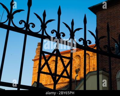 Vue détaillée de la porte en fer avec l'étoile David et une partie de l'ancienne synagogue en arrière-plan, Cracovie, Pologne Banque D'Images