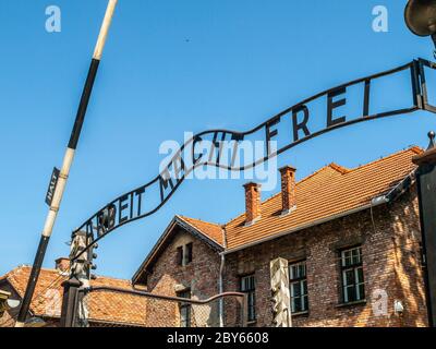 Inscription métallique Arbeit macht frei sur la porte d'entrée principale du camp de concentration d'Oswiecim, Pologne. Banque D'Images