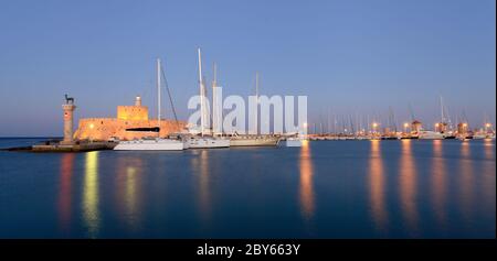 Port de Rhodes et moulins à vent en Grèce au coucher du soleil Banque D'Images