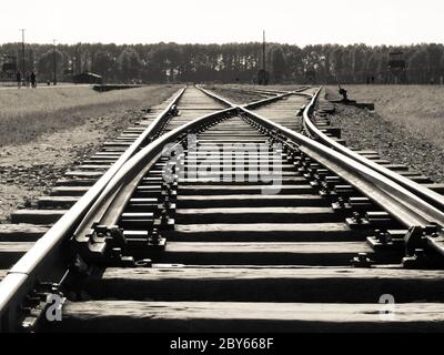 Plate-forme ferroviaire dans le camp de concentration Auschwitz - Birkenau, ou Oswiecim - Brzezinka, Pologne. Prise de vue en angle bas. Image en noir et blanc. Banque D'Images